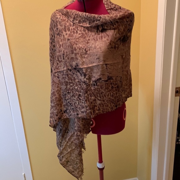 NWOT Beautiful Asymmetrical pattern scarf with black swirls 🔴 - Picture 1 of 5
